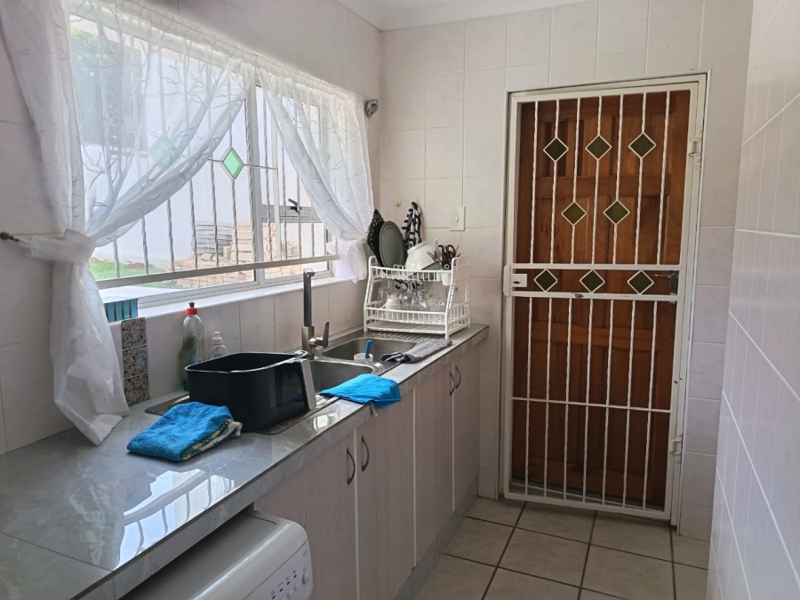 To Let 1 Bedroom Property for Rent in Wavecrest Eastern Cape